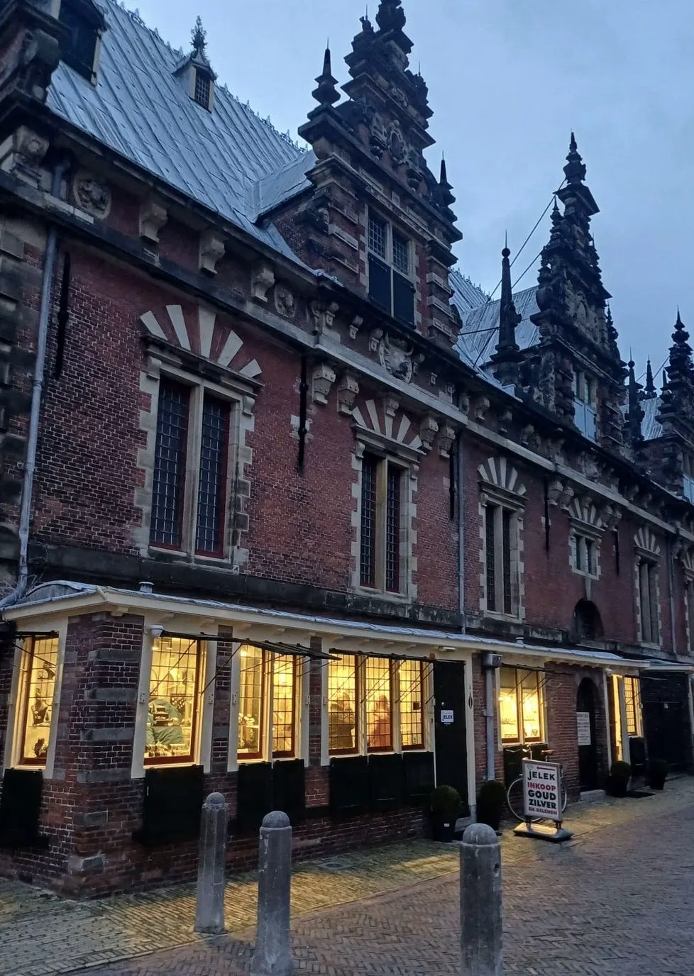Uitgestalde gouden sieraden in de vitrine van Jelek Goud